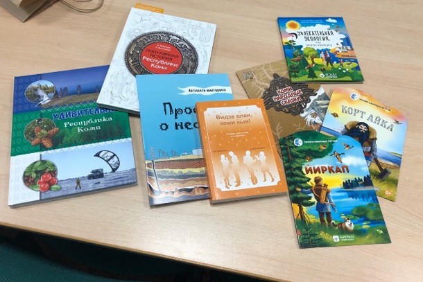 Единороссы пополняют школьные фонды книгами о Коми