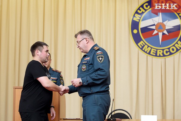 Отважному сыктывкарцу вручили медаль за спасение пенсионерки на пожаре