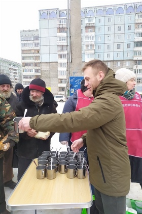 В столице Коми в честь 23 февраля бездомным подарили горячий обед и кружки