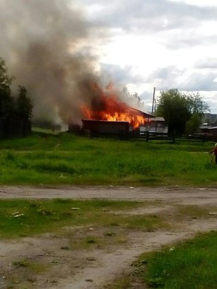 В Печоре горит дом