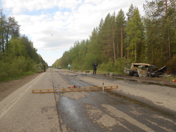 В аварии под Ухтой три человека заживо сгорели в машине