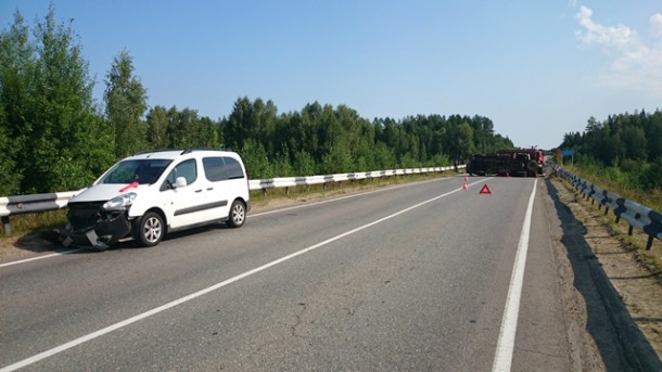 Водитель иномарки столкнулся с грузовиком в Коми