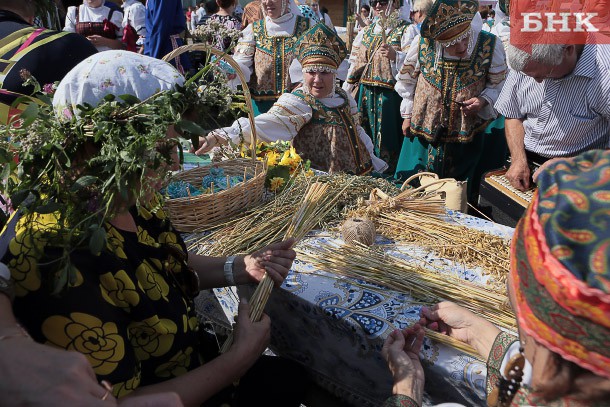 Лучшими на фестивале «Шондiбан» стали коллективы Сысольского и Ижемского районов