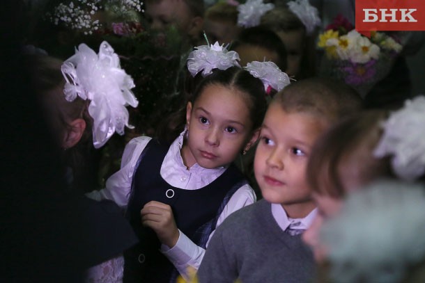 Первоклассники Краснозатонского в День знаний познакомились с депутатами Госсовета Коми 