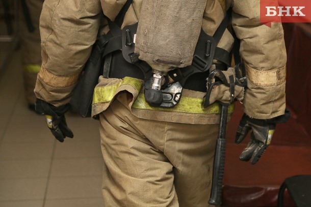В Усть-Куломе пожарные спасли из огня женщину