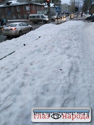 «Глаз народа»: снег с крыш засыпает тротуары в центре Сыктывкара