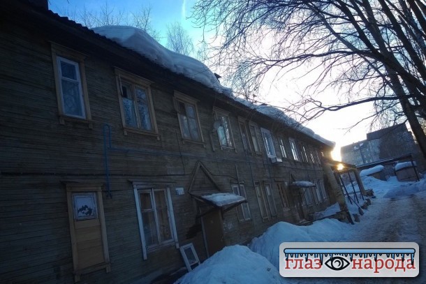 «Глаз народа»: в Сыктывкаре снежная глыба угрожает жильцам дома
