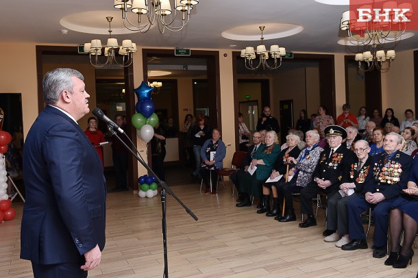 Сергей Гапликов поздравил ветеранов в центре «Максаковка»