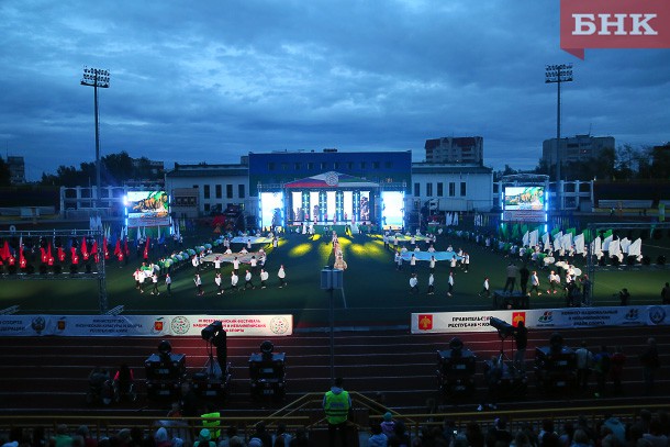 Фестиваль национальных видов спорта в Коми открыли танцами, салютом и единоборствами