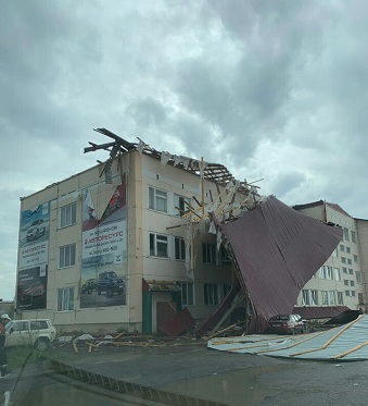 Народный корреспондент: «шквалистый ветер стащил крышу с офисного здания в Усинске»