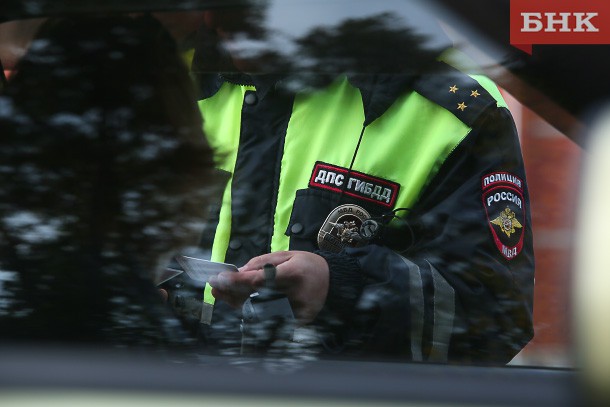 В Печоре пассажирка пострадала при выходе из движущейся машины 