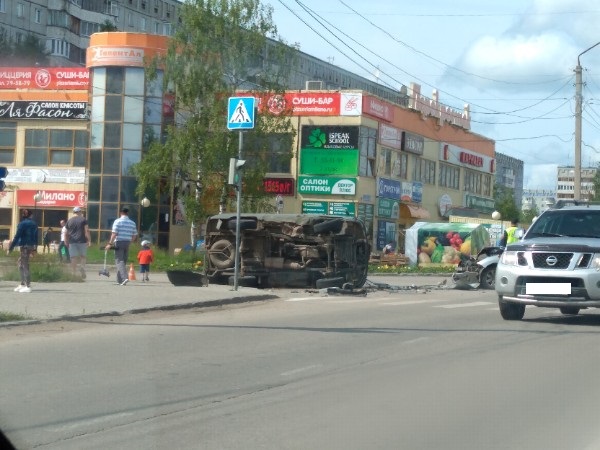 В Эжве «буханка» легла на бок после столкновения с иномаркой