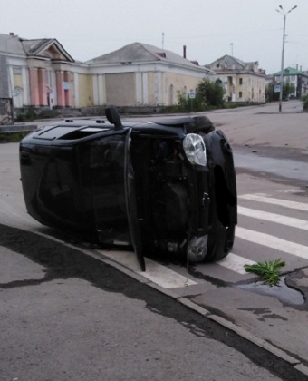 В Воркуте пожилой водитель проверил на прочность памятник Кирову