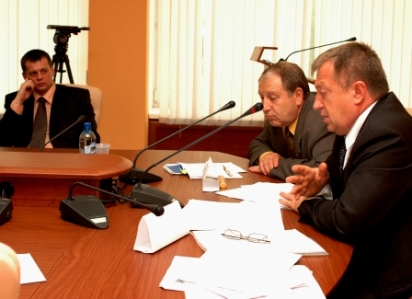 Сергей Москалюк (крайний слева) на партийном мероприятии "эсеров"