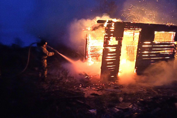 В Коми тушили пожары в заброшенных зданиях