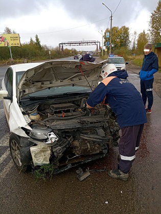В Сыктывкаре одна иномарка толкнула другую на пешехода