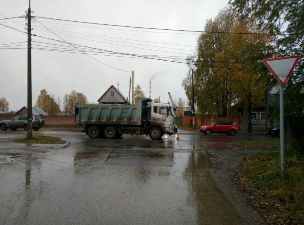 В Сыктывкаре китайский грузовик сбил пенсионера 