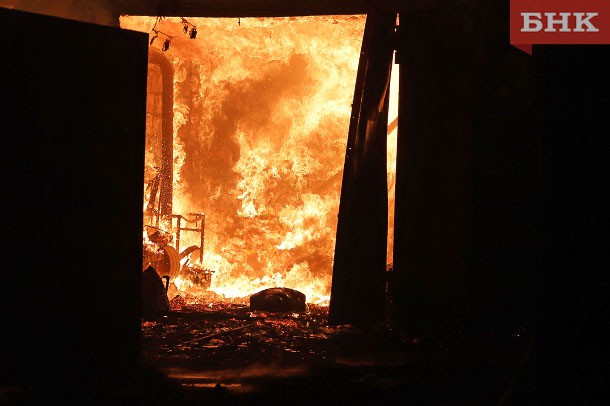 В Воркуте под завалами сгоревшего гаража нашли труп мужчины