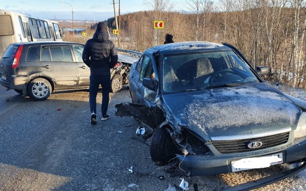 Под Ухтой столкнулись два автомобиля