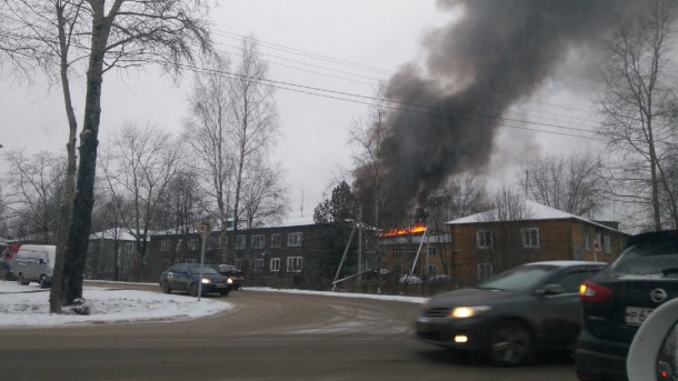 В Сыктывкаре тушат крышу деревянного дома в Лесозаводе