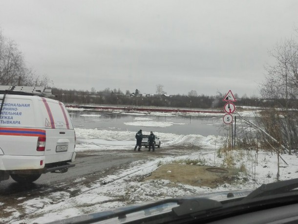 В столице Коми уплыл мост