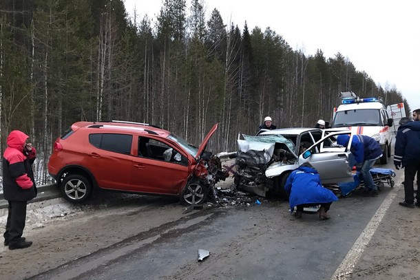 В Ухте при столкновении автомобилей погибла девушка