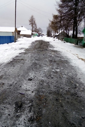 Народный корреспондент: «В Кажиме заснеженные дороги посыпали шлаком с гвоздями»