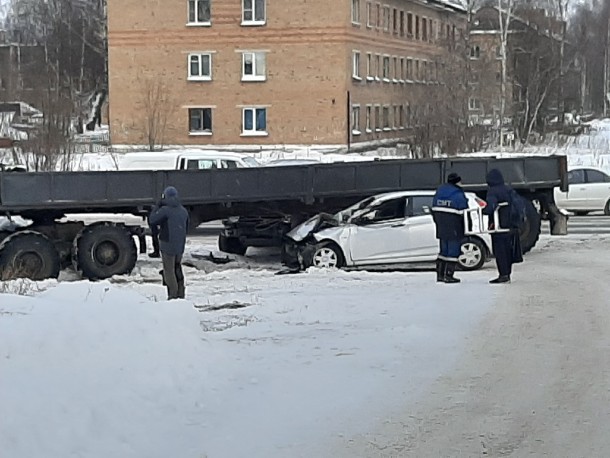 В Ухте большегруз столкнулся с двумя легковушками