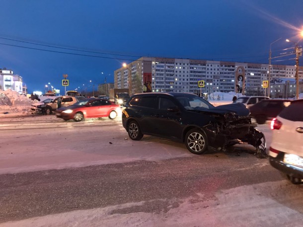 В Усинске столкнулись три машины