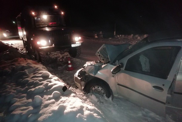 В Удорском районе Renault попал под встречный грузовик