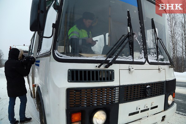 В Краснозатонском пассажирский автобус въехал в остановку