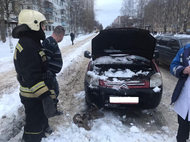 В Ухте закидали снегом горящий Citroen Berlingo