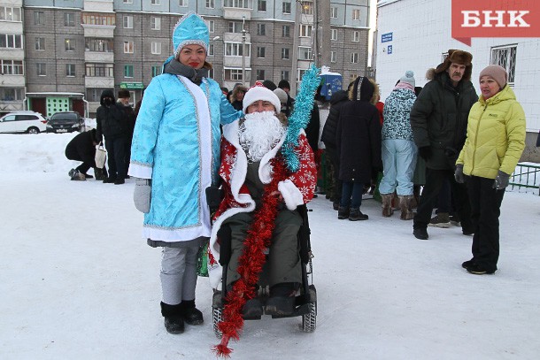 Бездомных сыктывкарцев поздравил с Новым годом Дед Мороз на инвалидной коляске