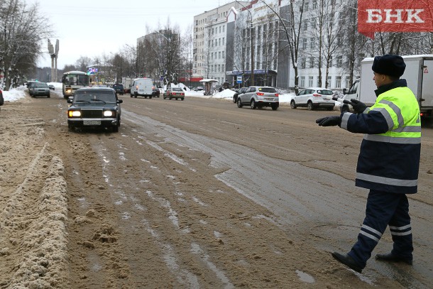 Автоинспекторы ищут пьяных водителей в Сыктывкаре