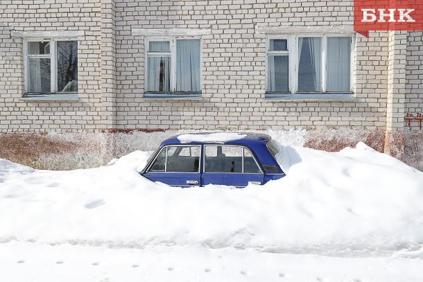 С трех улиц Сыктывкара вывезут брошенные автомобили