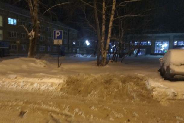 В Сыктывкаре на парковке для инвалидов складируют снег