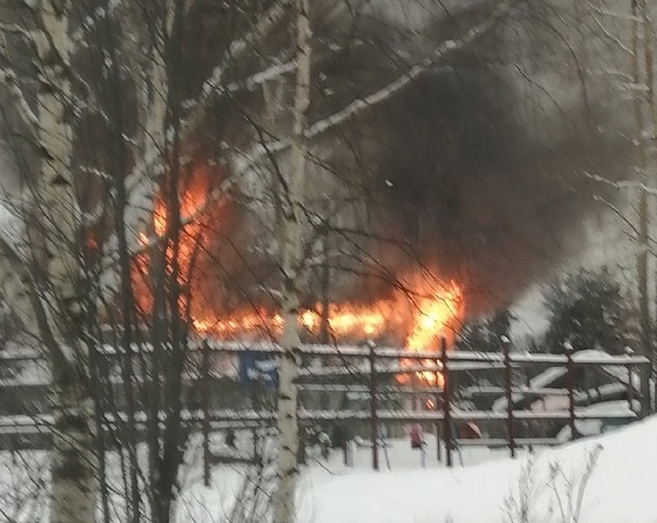 В прилузском поселке огонь уничтожил двухэтажный дом