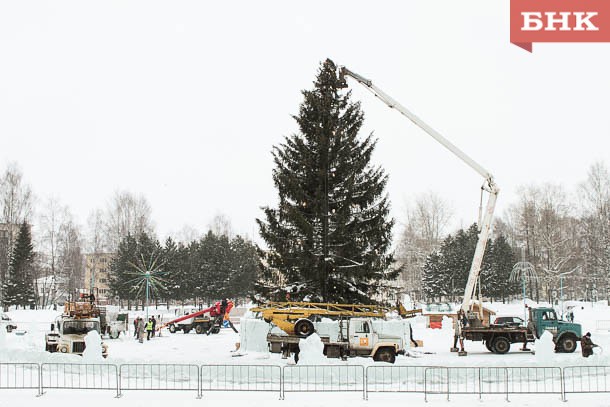 В Сыктывкаре сносят ледовый городок