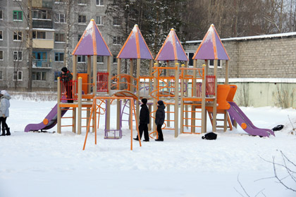 Во дворах домов по улице Димитрова появилась новая детская площадка « БНК