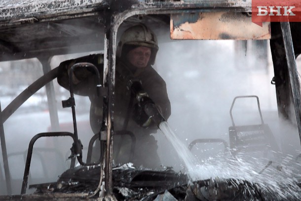 В Усинске огонь уничтожил грузовик и иномарку