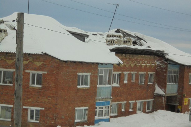 В Усть-Цильме крыша жилого дома не выдержала тяжести снега
