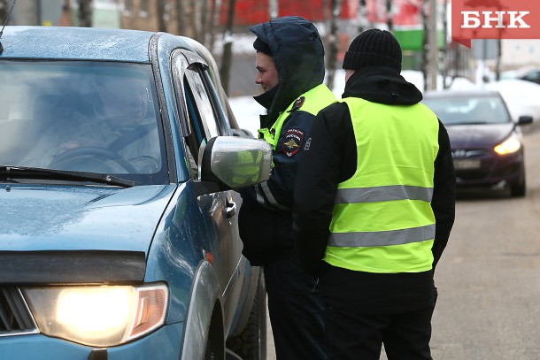 Жителям Коми вместо стильных вещей прислали светоотражающие жилеты