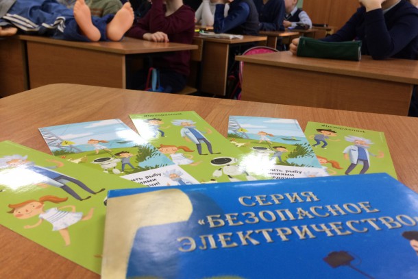 Белок вареного яйца никогда не станет вновь прозрачным — специалисты филиала «Россети Северо-Запад» объяснили школьникам опасность электрического тока