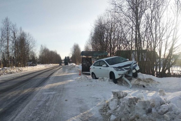 В Эжве на остановке сбили двух пенсионеров