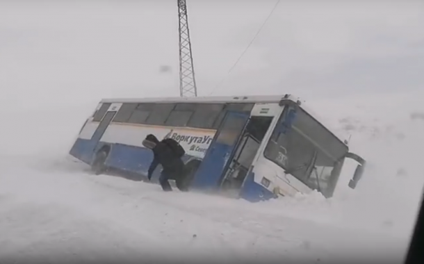 В Воркуте опрокинулись два автобуса