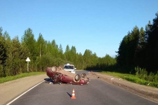 На трассе Сыктывкар – Ухта пьяная женщина опрокинула ВАЗ