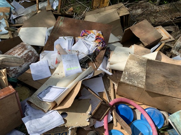 Под Сыктывкаром нашли свалку мебели и документов