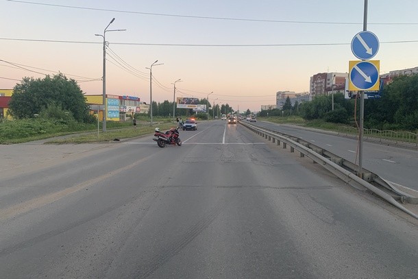 В Сыктывкаре иномарка не разъехалась с мотоциклом на шоссе