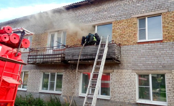 В Усогорске из-за неосторожного курильщика эвакуировали 20 человек