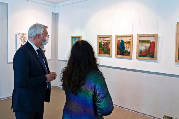 Владимир Уйба посетил выставку «Клюква. Ветер»